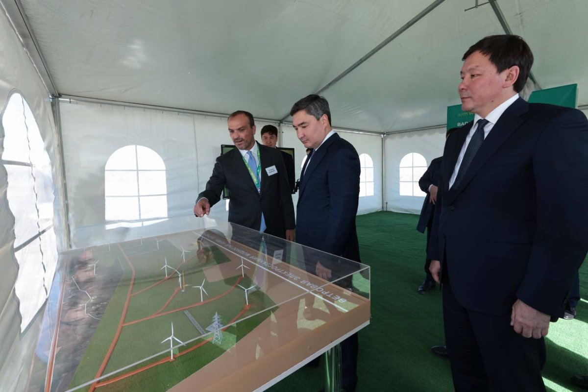 Работу ветряных электростанций в Бадамше показали Премьер-министру