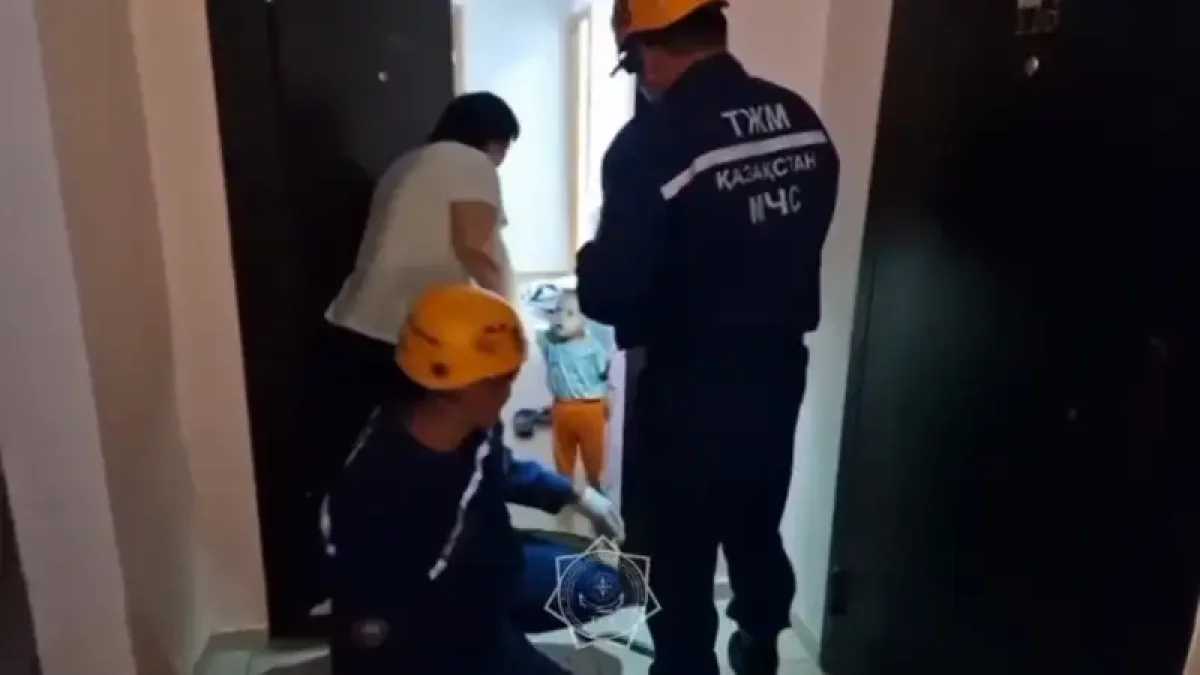 Двух малышей пришлось спасать из заточения в Уральске