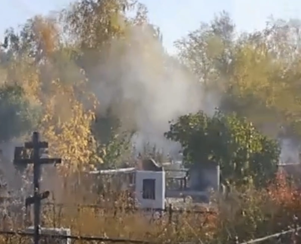 Старое кладбище загорелось в Караганде