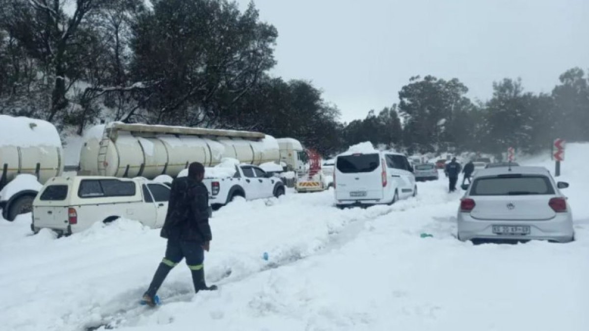 Оңтүстік Африкада қалың қар жауып, халықты әбігерге салды