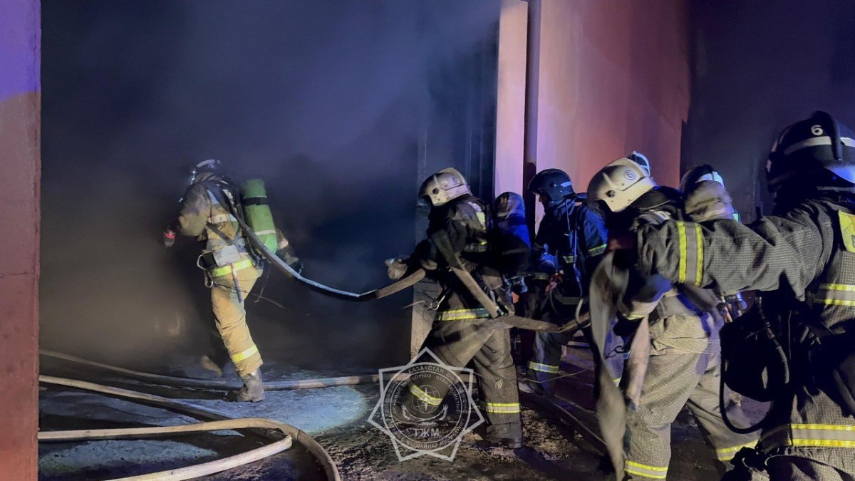 Пожар уничтожил автобусы в автобусном парке Костаная