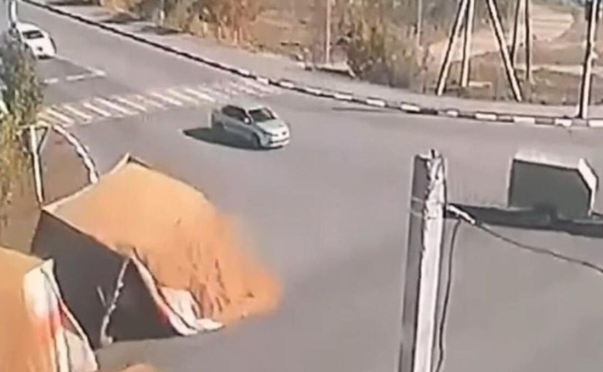 Қостанайда жүргізуші жүк көлігіне тиелген бидайды жолға төгіп алып, апатты жағдай тудырды