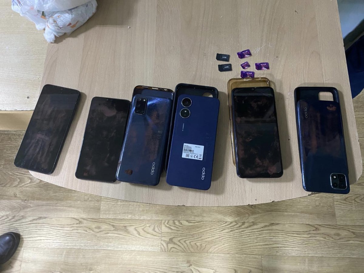 Двух костанайцев поймали на попытке перебросить телефоны в колонию