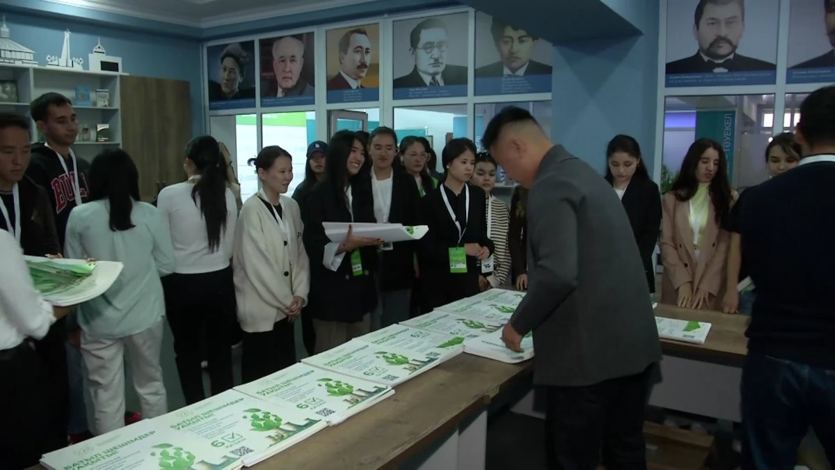 Қарағандыда халықтық штабтың 100-ге тарта жас белсендісі ақпараттық парақшалар таратуда