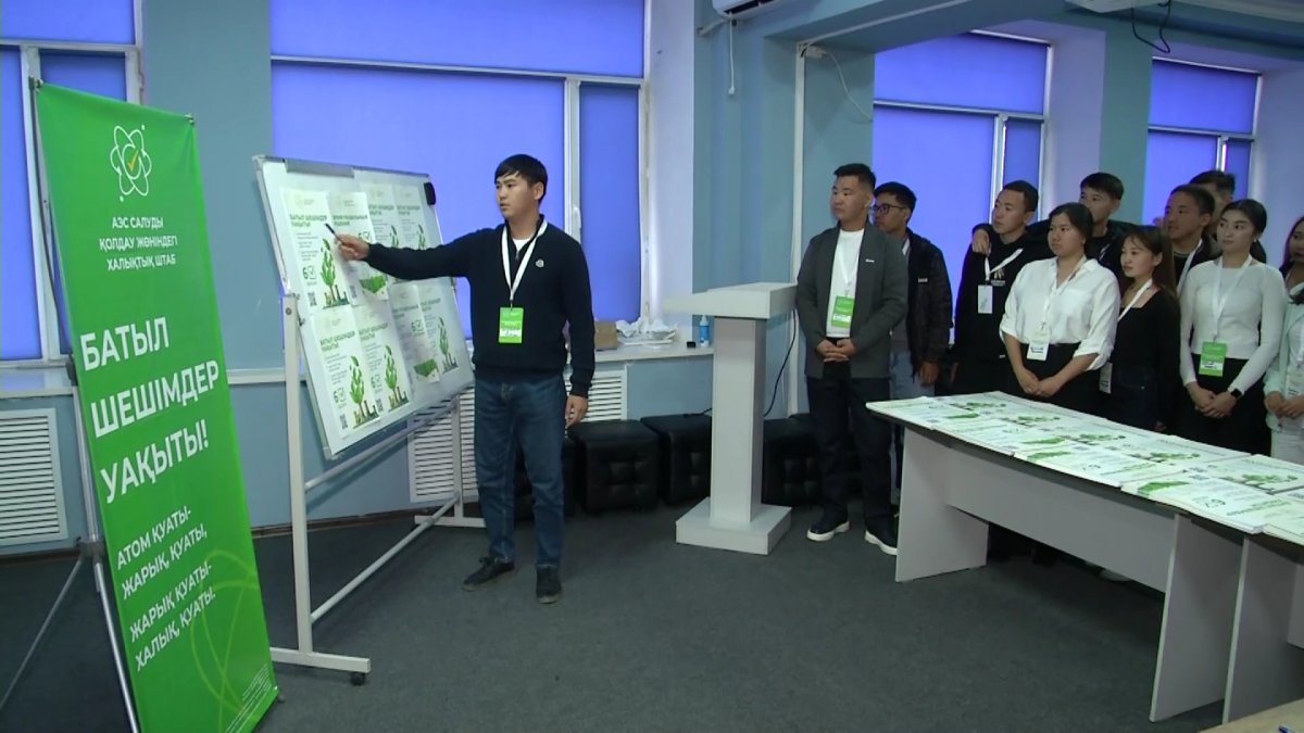 Информационные листовки о проведении референдума раздали жителям Карагандинской области