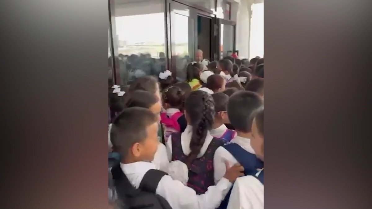 Давка в школе Актау: руководство учебного заведения объяснило причину