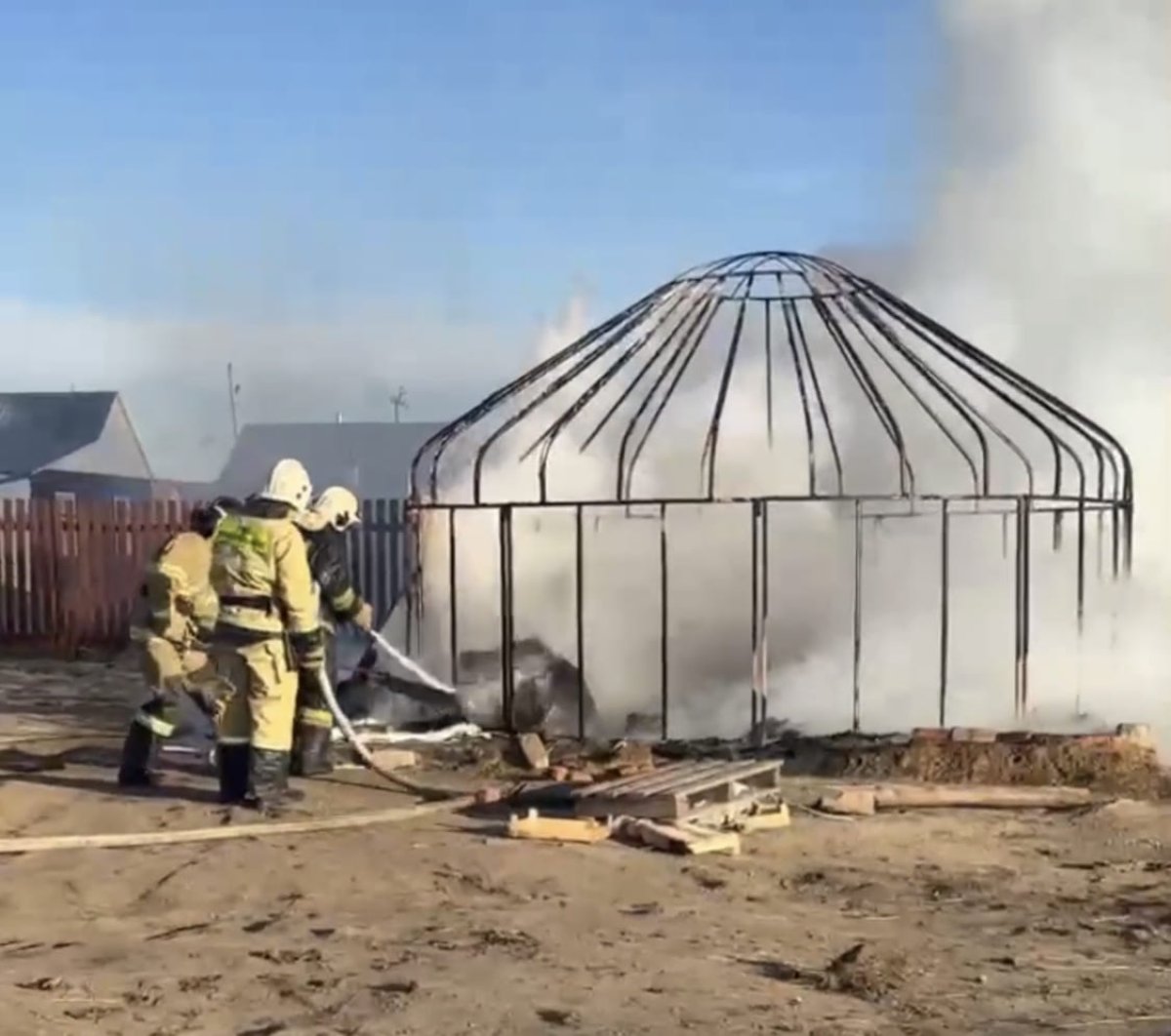 Юрту пришлось спасать от взрыва пожарным в Зеренде