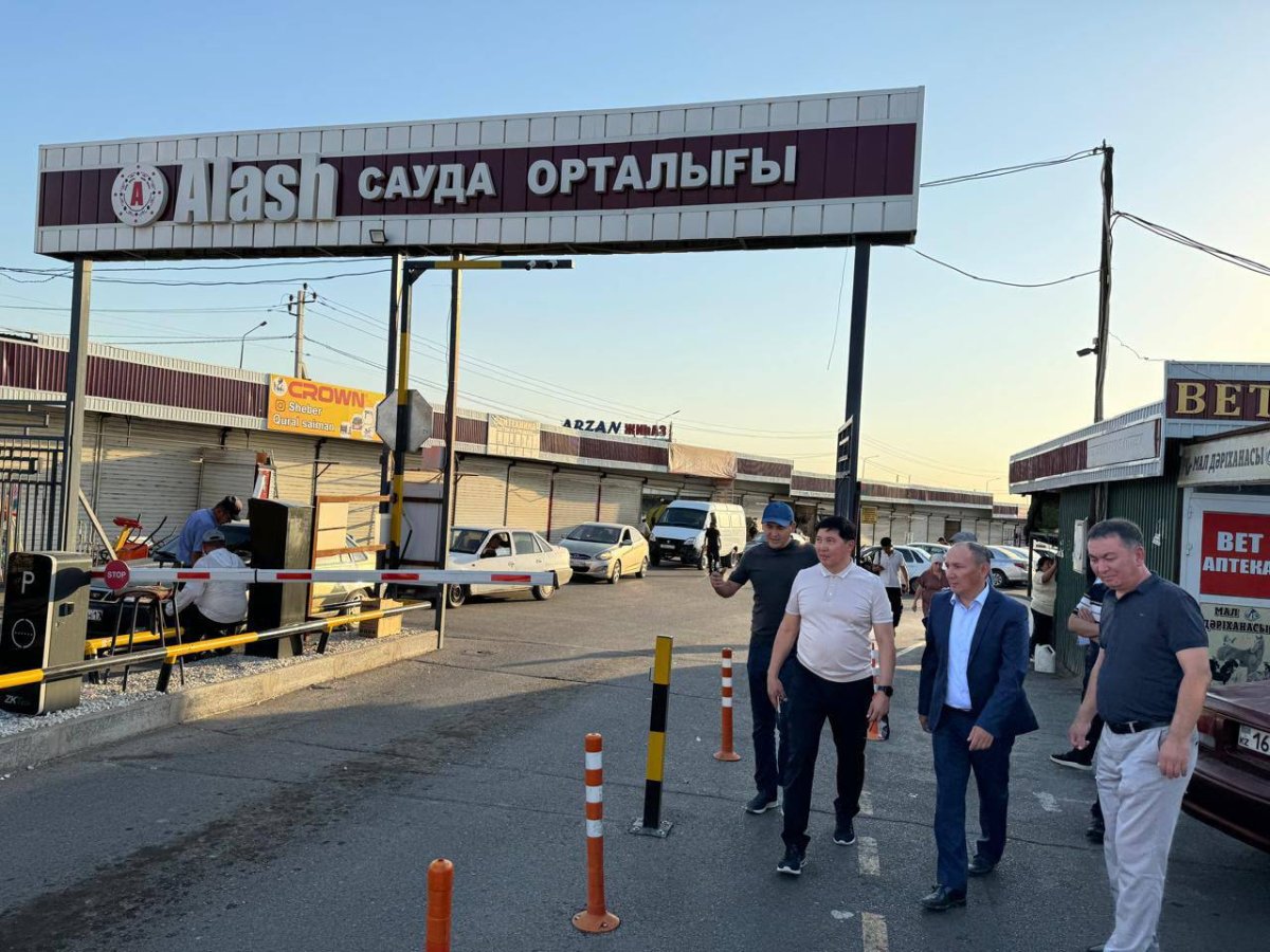 Шымкент раскритиковали за стихийную торговлю на рынках