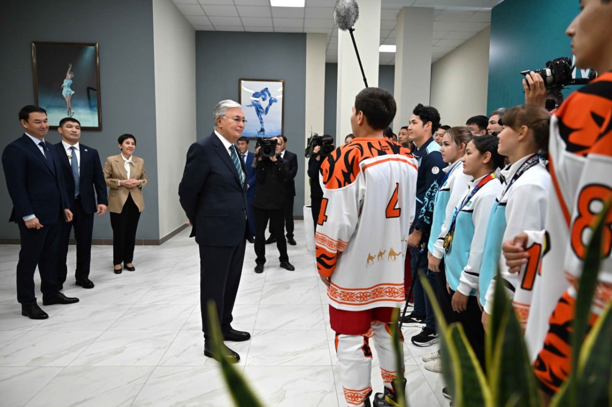 Токаеву подарили хоккейную форму Turan Tigers