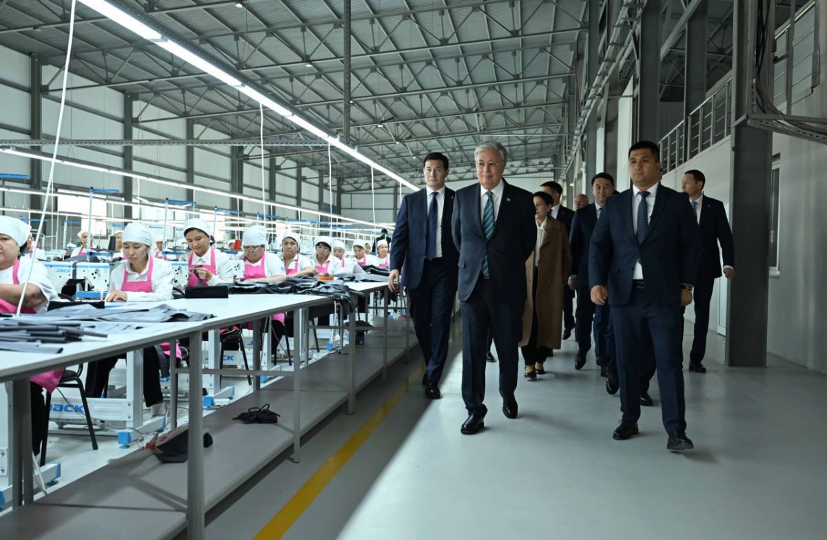 Мемлекет басшысы тігін фабрикасын аралап көрді