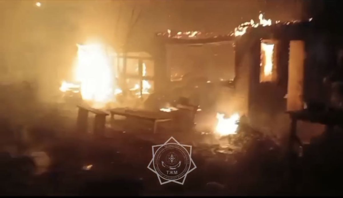 Пожар на даче едва не перекинулся на соседнюю новостройку в Астане