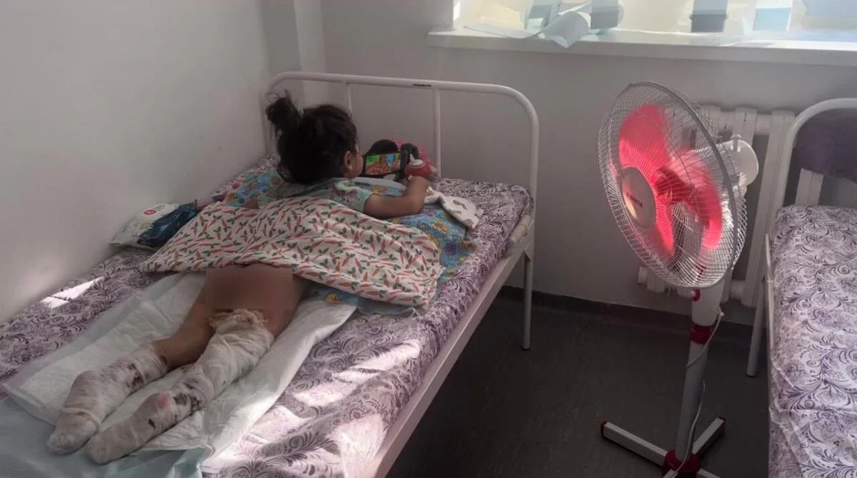 "Ашық жараны дәрісіз таңған": Ақтөбе ауруханасы күйік шалған 3 жасар қызға 10 миллион теңге моралдық шығын төлегісі келмейді