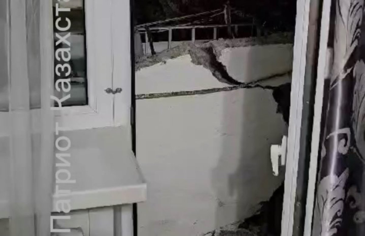 Балкон рухнул в многоэтажке Астаны
