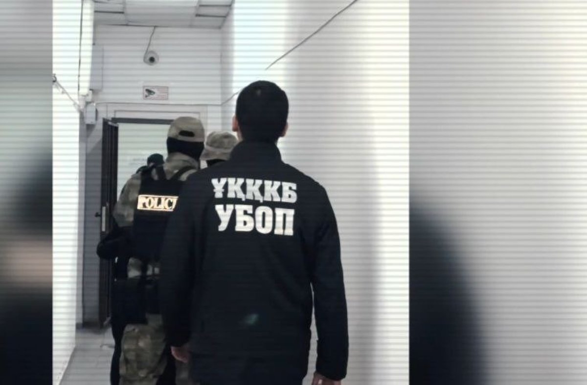 Выдавали себя за силовиков и держали жертву в подвале: задержаны вымогатели