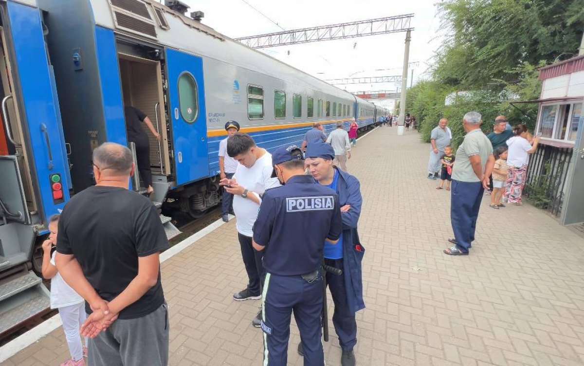 Свыше 100 пассажиров высадили из поездов Казахстана за нарушения