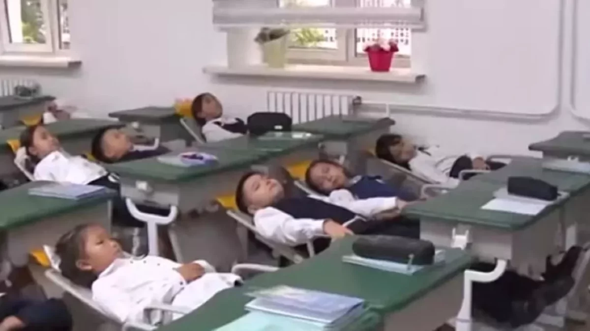 «Үзіліс кезінде мызғып алса болады»: Алматыдағы мектептердің біріне ұйықтайтын парта қойылды