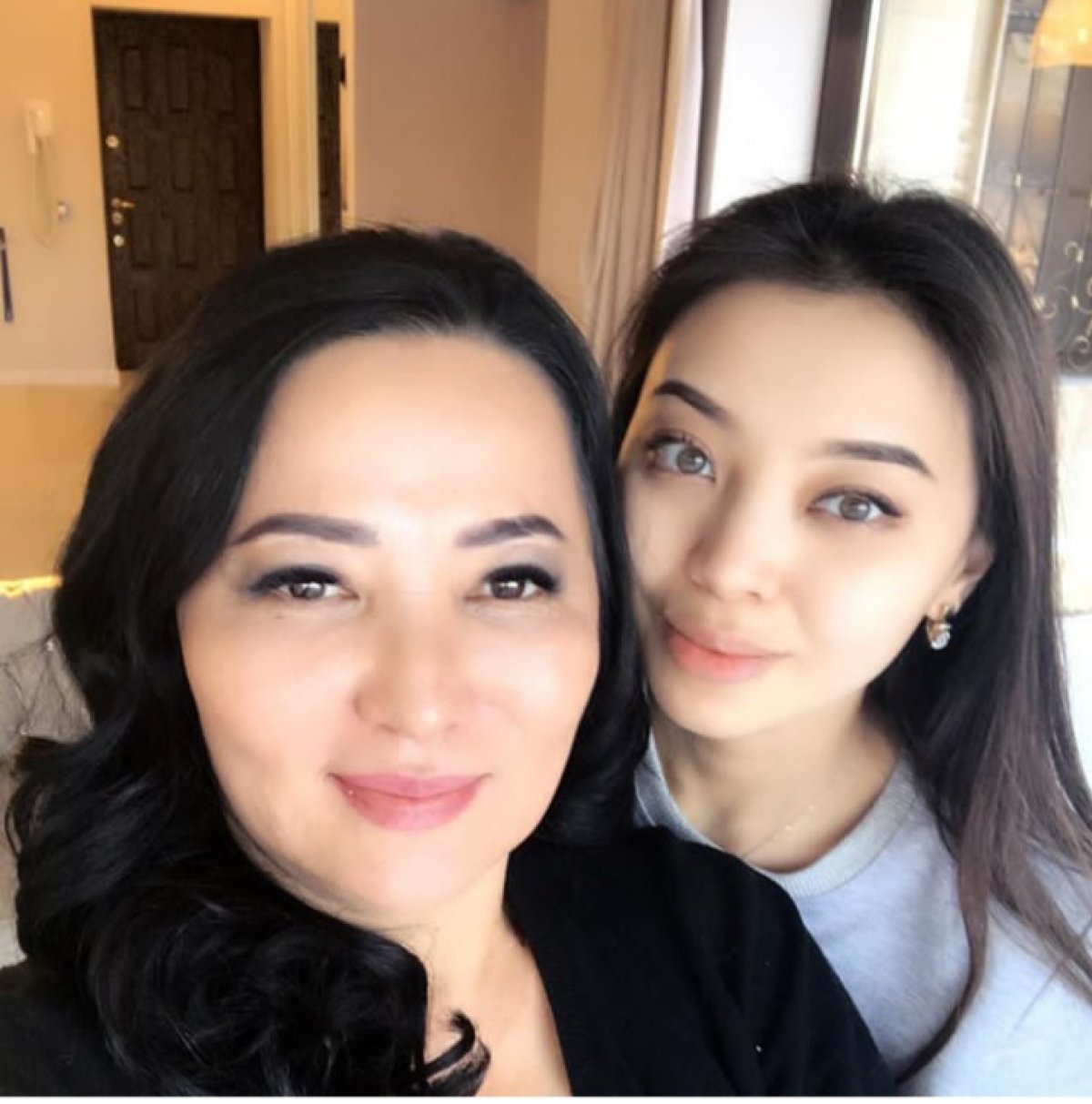 Қайрат Нұртастың анасы келінін туған күнімен құттықтап, ерекше сыйлық жасады