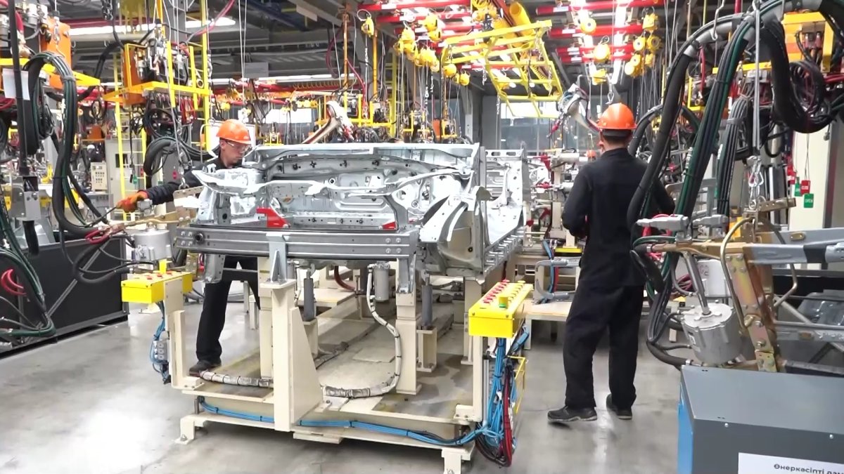 Оказываемая отечественному автопрому господдержка даст толчок развитию отрасли, сотрудники автозавода Костаная