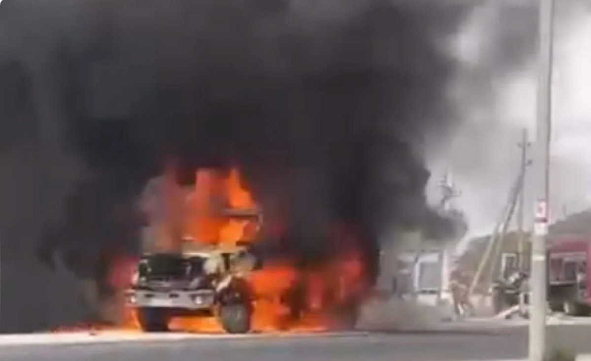 Мусоровоз взорвался на проезжей части близ Актау: у рядом стоящего здания выбило стекла