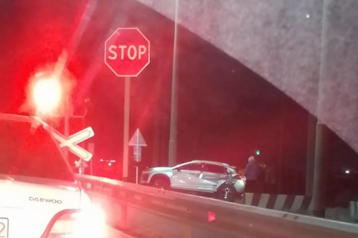 Кроссовер попал под поезд в Актау