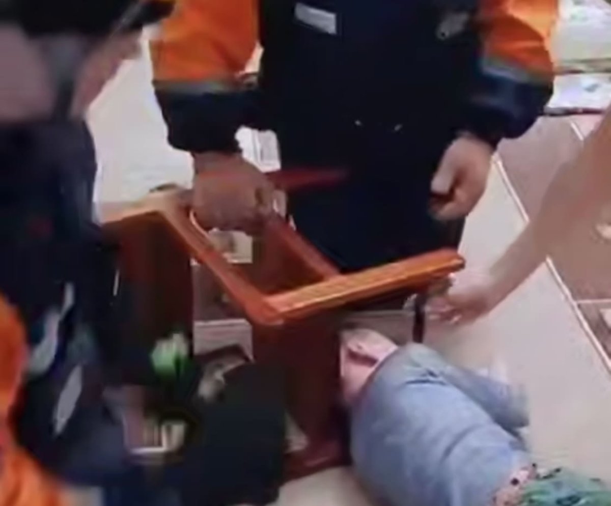 Ребёнка пришлось спасать от стула в Кызылорде