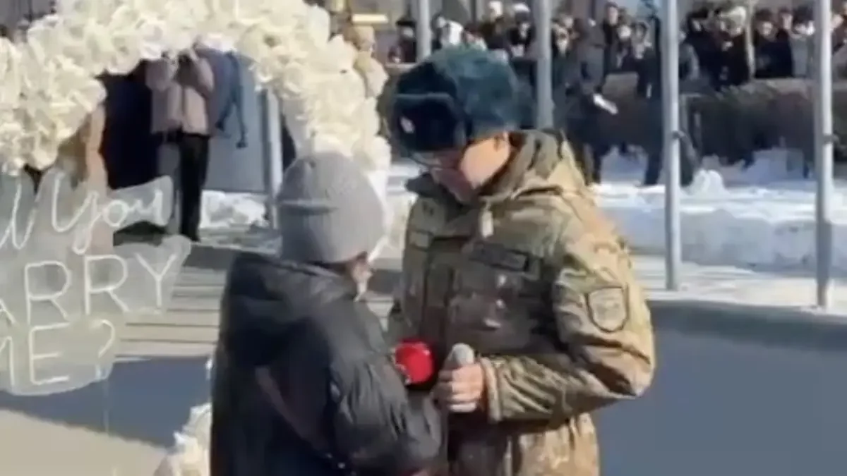 Сарбаз ант беру рәсімінде сүйіктісіне үйлену туралы ұсыныс жасады