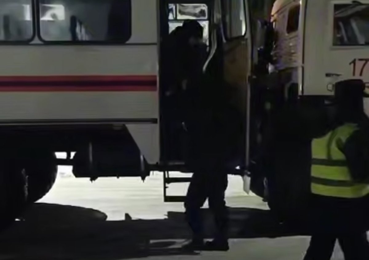 Пассажирский автобус сломался на трассе в Карагандинской области