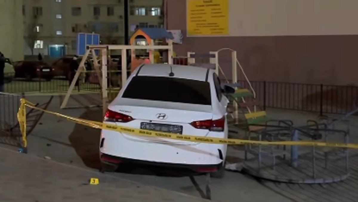 Автомобиль сбил пешехода и въехал в детскую площадку в Актау