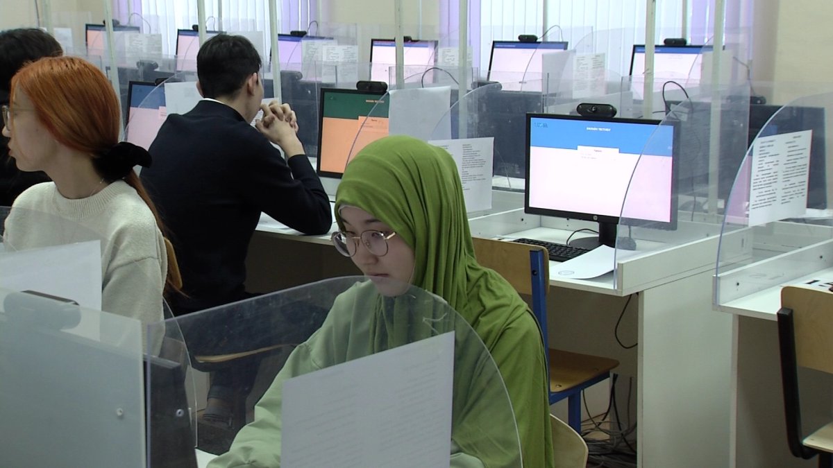 "Көру қабілеті нашар оқушылардың жанына көмекші адам кіргізуге рұқсат бердік" - С. Нұрбек