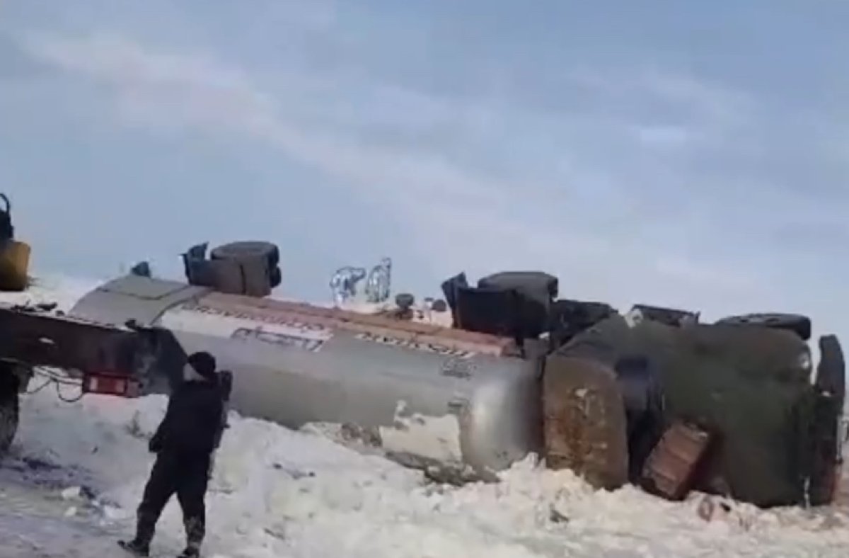 Грузовик со сжиженным газом перевернулся на трассе в области Абай