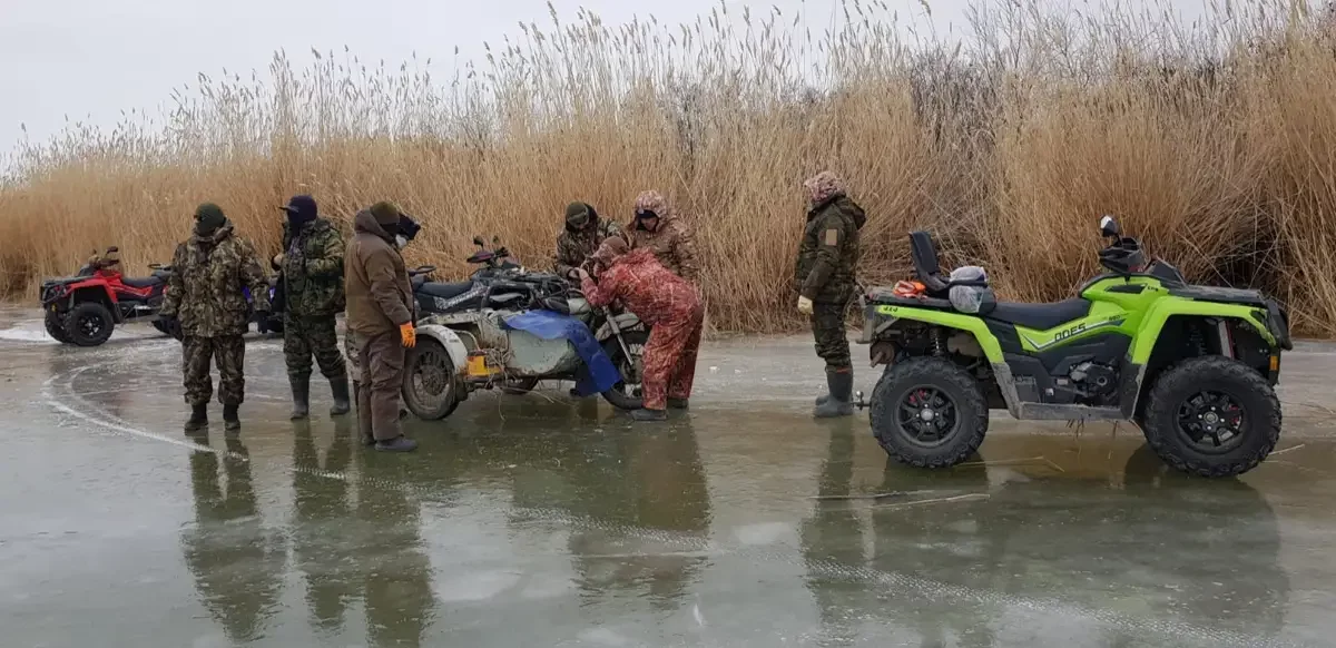 Атырауда заңсыз балық аулаған браконьерлер мотоциклін тастап қашып кеткен