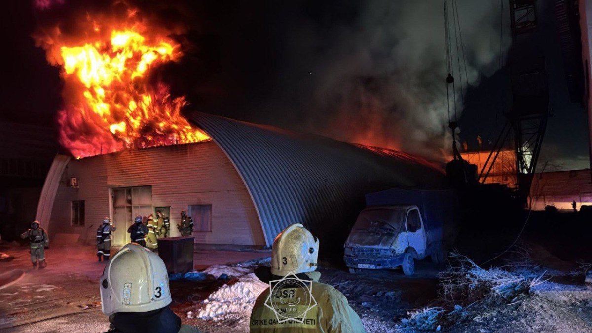 Крупный пожар произошел на складе в Шымкенте