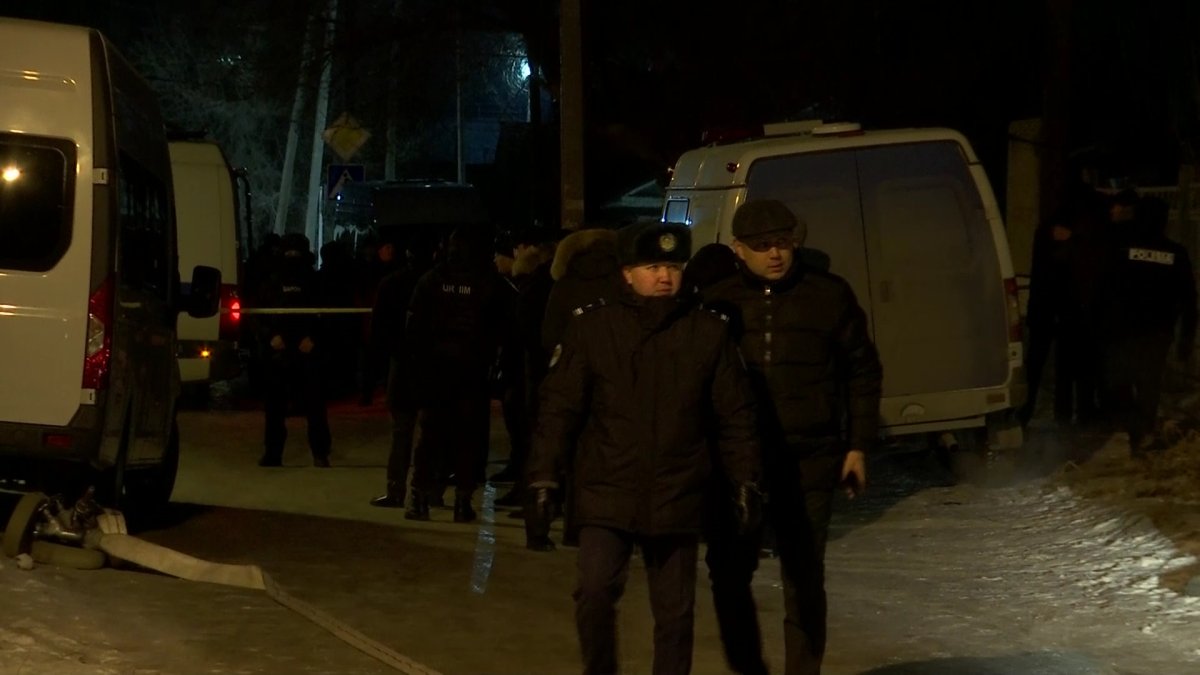 "Әйелдің миы шайқалған, басы, денесі жарақаттанған": Ақтөбелік дәрігерлер тірі қалған әйелдің жағдайын айтты