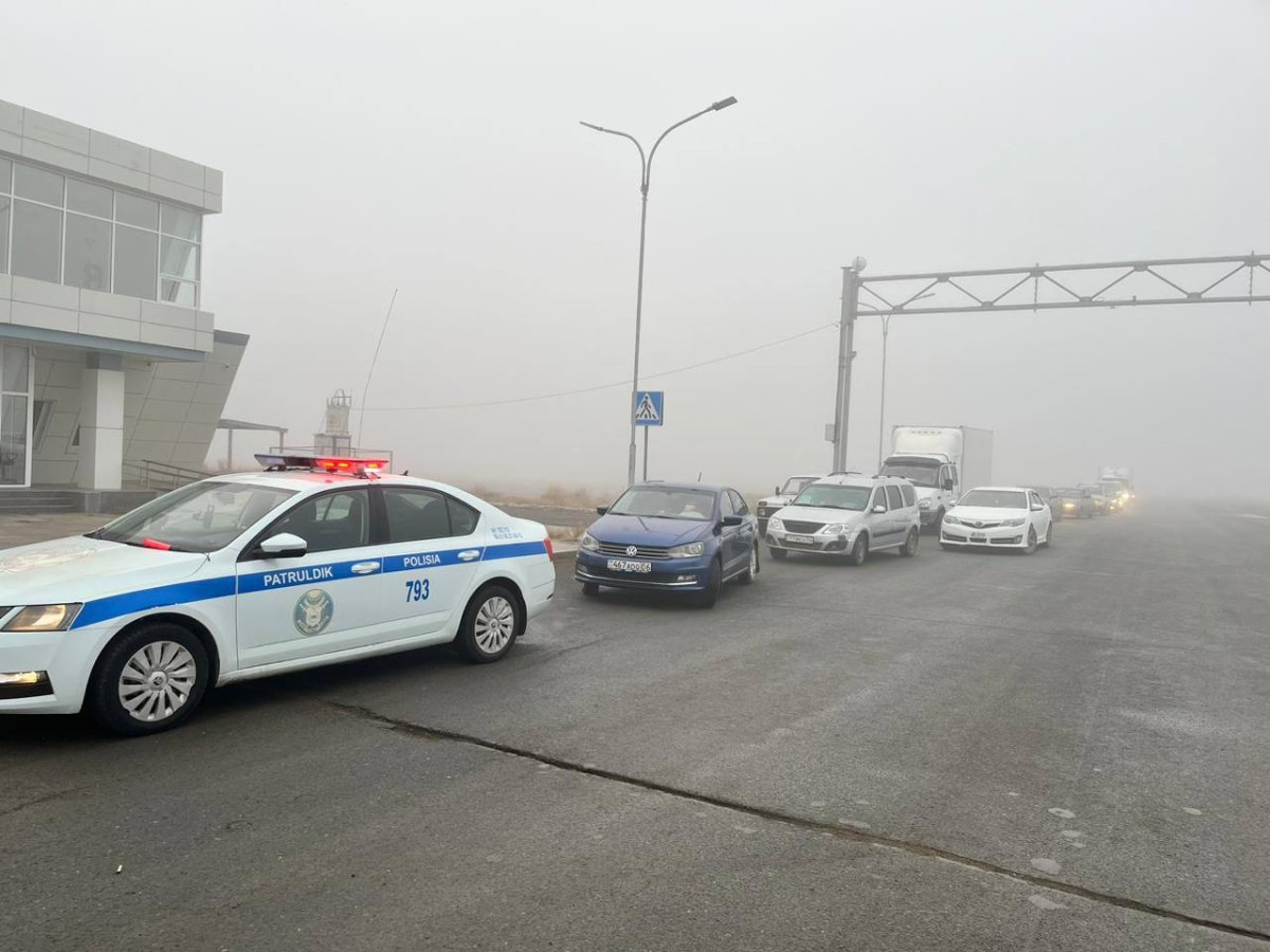 Сильный туман и гололёд в Атырауской области: на трассы выпускают в сопровождении