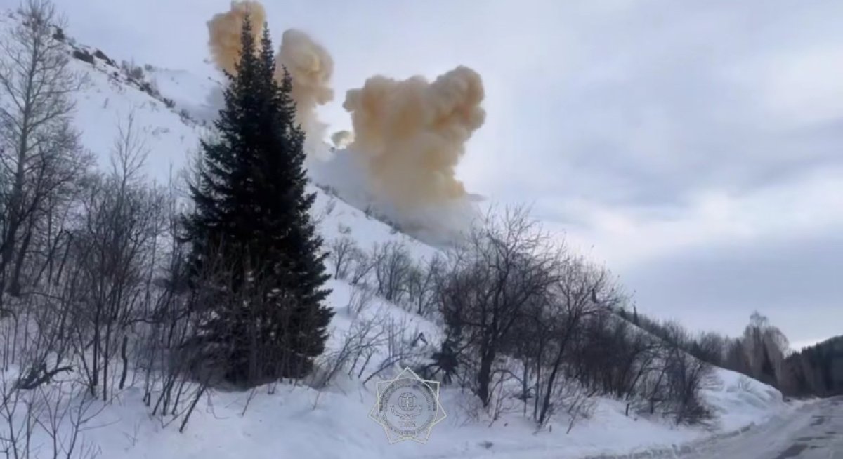 Лавины спустили на трассе в ВКО