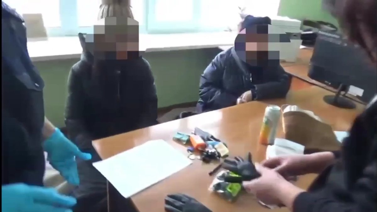 Мать с ребенком работала наркокурьером в Риддере