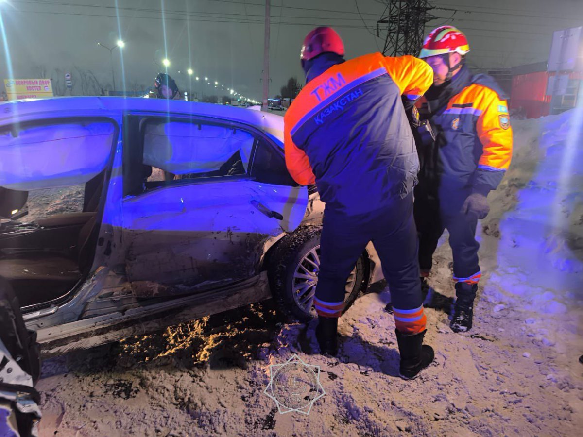 ДТП в Астане: спасателям пришлось вызволять пострадавших из искареженного авто