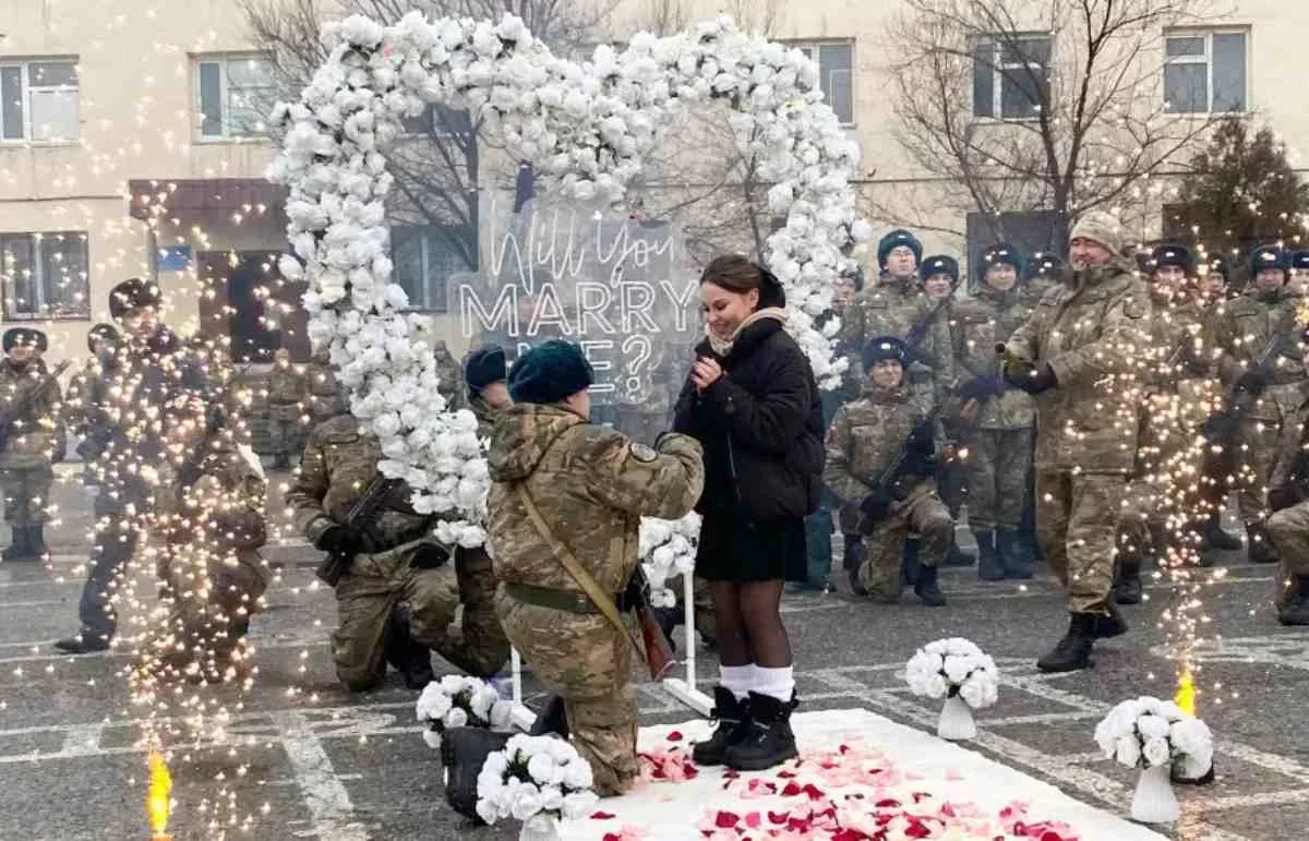 Шымкентте сарбаз ант қабылдау рәсімінде сүйіктісіне үйленуге ұсыныс жасады