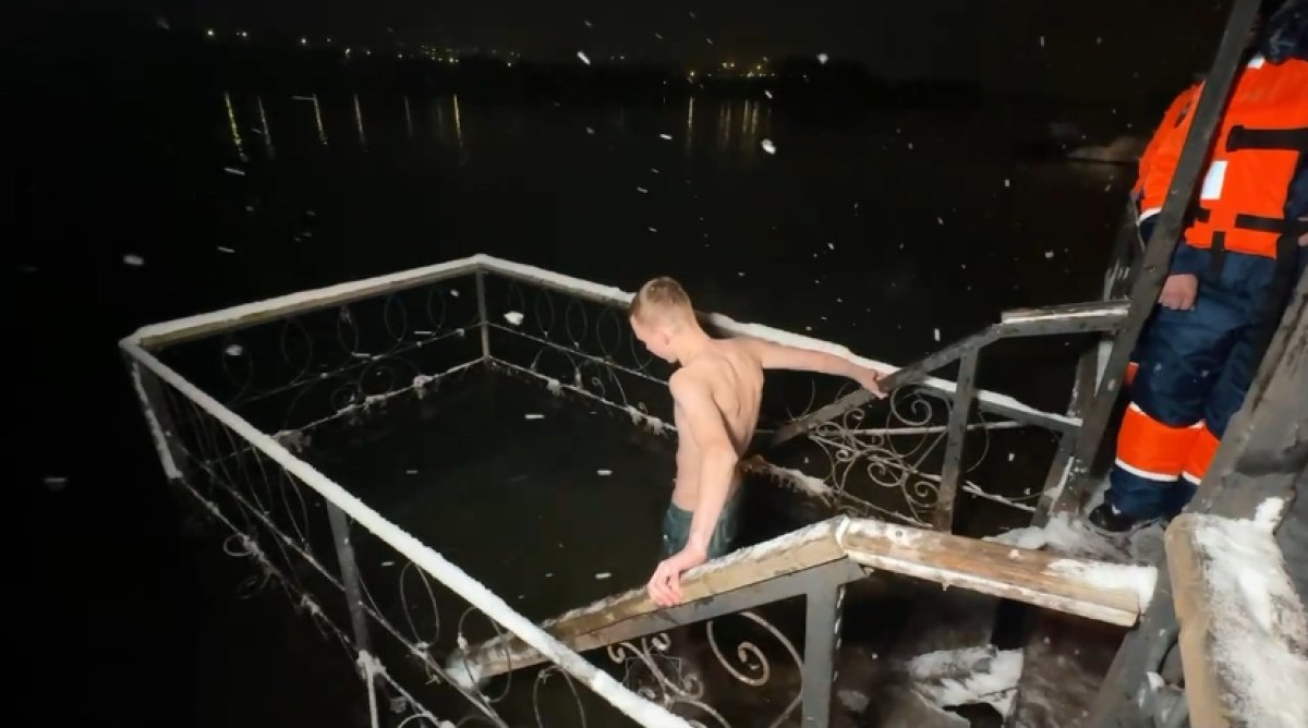 Полтысячи детей окунулись в прорубь на востоке Казахстана в крещенскую ночь