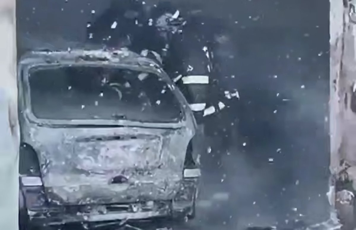 Две машины сгорели во время пожара на СТО в Актобе