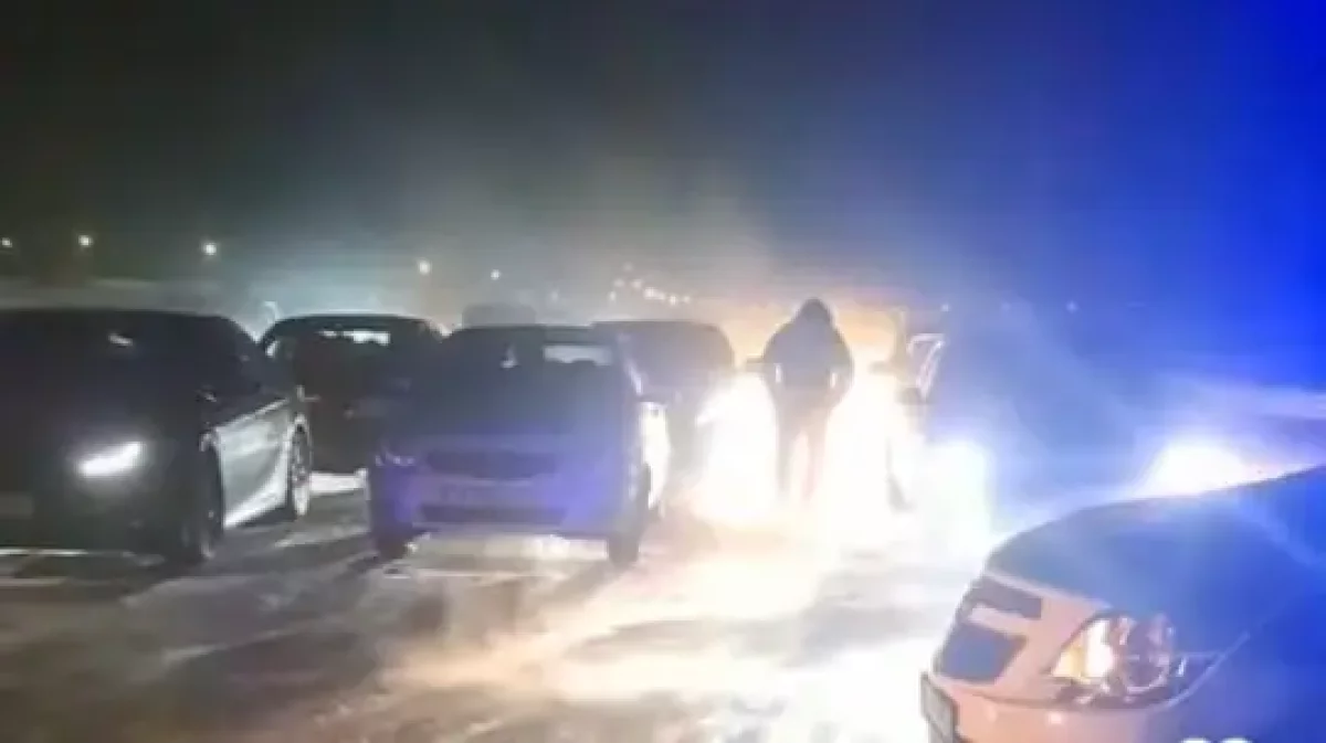 Теміртау маңындағы тас жолда 50-ге жуық көлік кептеліп қалды