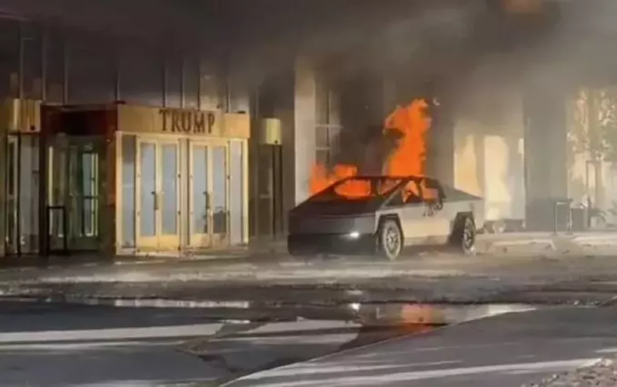 Лас-Вегастағы Трамп қонақүйінің жанында Tesla көлігі жарылып кетті