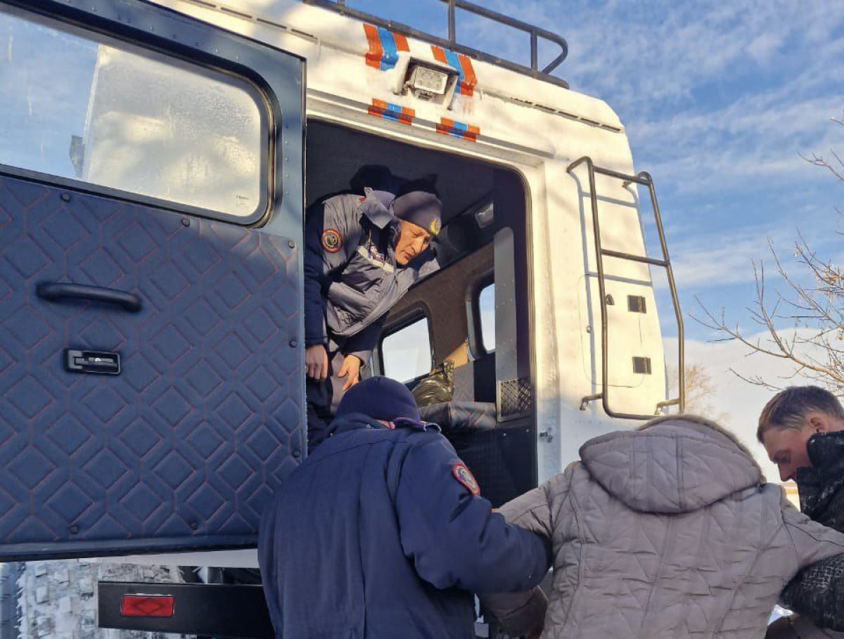 Из-за заметенных дорог спасатели помогают медикам доставлять пациентов