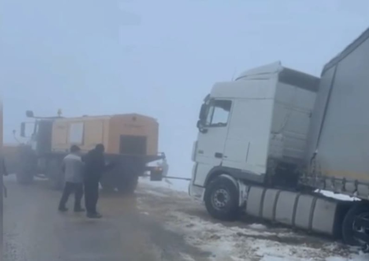 Десятки автомобилей застряли на горной трассе в Туркестанской области