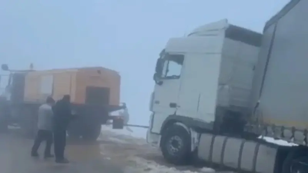 Түркістандық полицейлер 60-қа жуық көлікті қар құрсауынан алып шықты