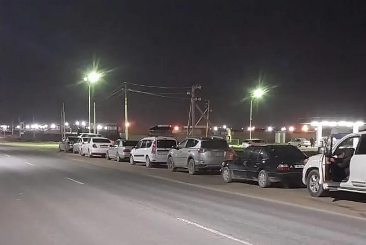 На очереди на газовых автозаправках в Актау жалуются водители