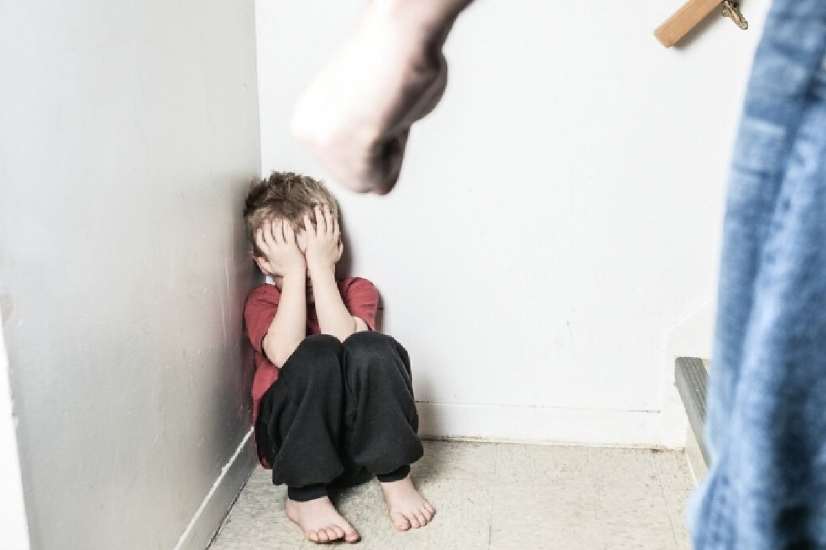 Павлодарда өгей әке 2 жастағы сәбиді ұрып, бұғанасын сындырған
