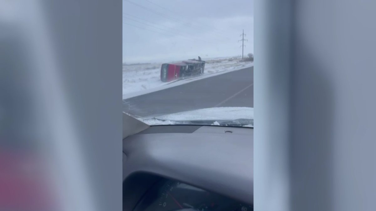 Сильный ветер снес с дороги пассажирский автобус в Карагандинской области