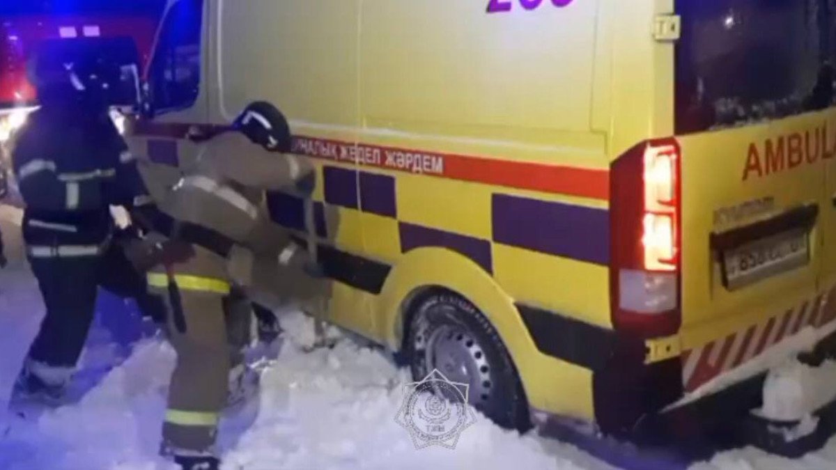 Елордада құтқарушылар жедел жәрдем көліктерін қар құрсауынан шығарды