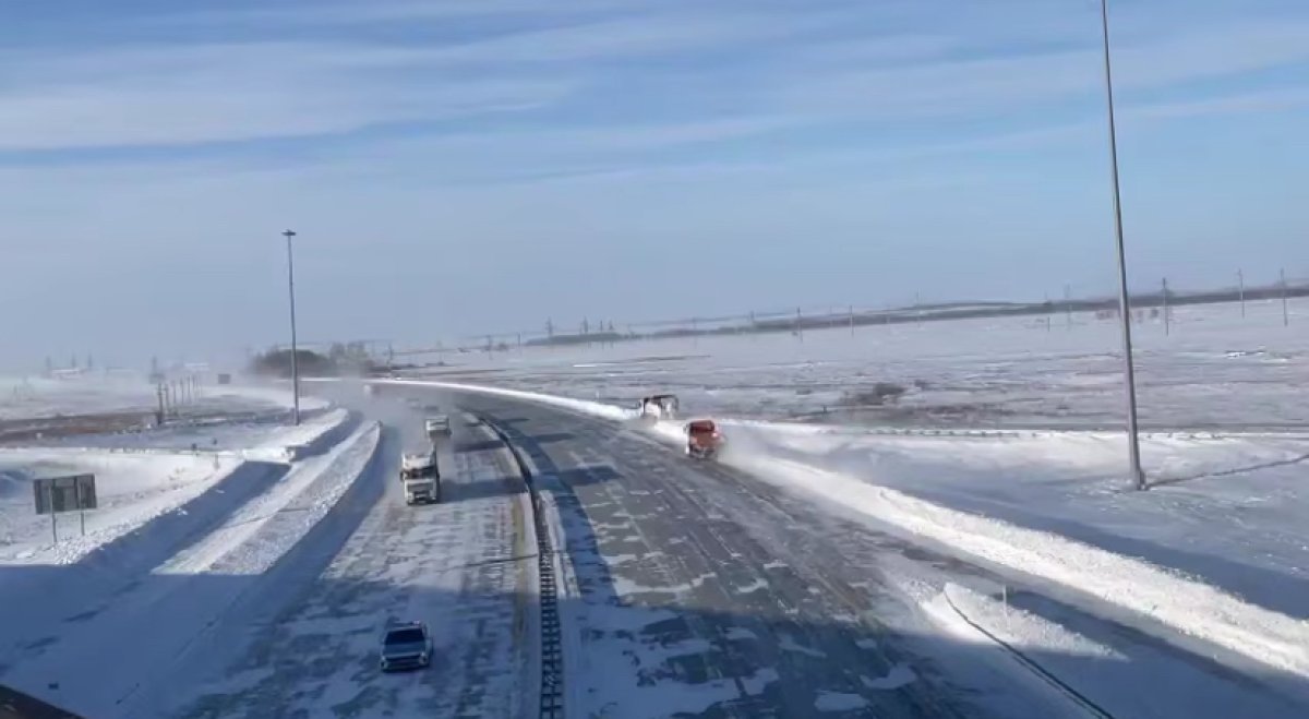 Колонны авто под сопровождением полиции выехали с закрытых ранее трасс в Акмолинской области
